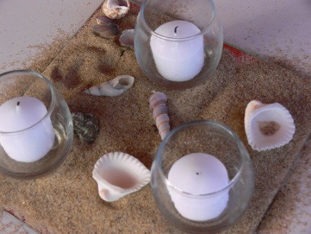 beach theme wedding centerpieces If you want to add a hint of color to an 